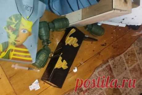 МВД Украины объяснило гибель помощника главкома ВСУ игрой с гранатами. Помощник главкома ВСУ Геннадий Частяков погиб от гранаты, которую ему подарил коллега. 39-летний майор вернулся домой с подарками, которые получил на свой день рождения. Среди них оказался ящик с гранатами западного образца, и военный решил показать их своему 13-летнему сыну. Игра с боеприпасом окончилась трагедией.