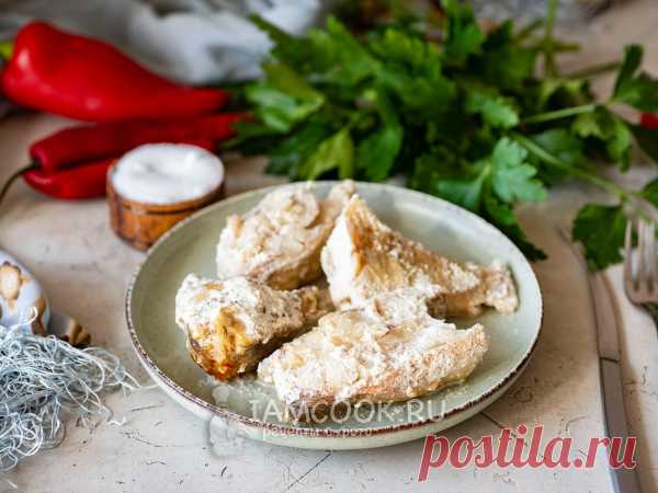 Морской окунь в сметане в духовке — рецепт с фото Морской окунь - очень вкусная и сытная рыбка, предлагаю запечь ее в духовке в сметане. Сначала полностью почистим размороженного окуня снаружи и внутри, затем нарежем на стейки, выложим в форму, зальем сметанным соусом и запечем в духовом шкафу.