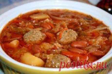 Борщ сибирский с фрикадельками и фасолью.