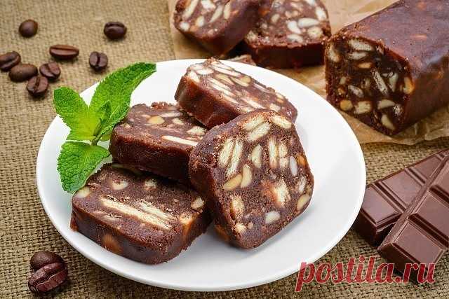 Минутка (очень вкусная)
Приготовление
-Растопить 200гр. сливочного масла,
-смешать с 1 стаканом сахара,
-2 столов.л. муки,
-2ст.л. какао.
Варить эту смесь на медленном огне минут 5-10.
Снять с огня.
Отдельно смешать 1яйцо, стакан сметаны любой жирности, 2ст.л.сахара и влить в эту массу, которую сняли с огня.
Добавить раздавленное печенье( к кофе или юбилейное) гр.700-800. Я печенье давлю в пакете скалкой раскатываю.
Можно выложить в целофановый пакет, придать форму колбаск...