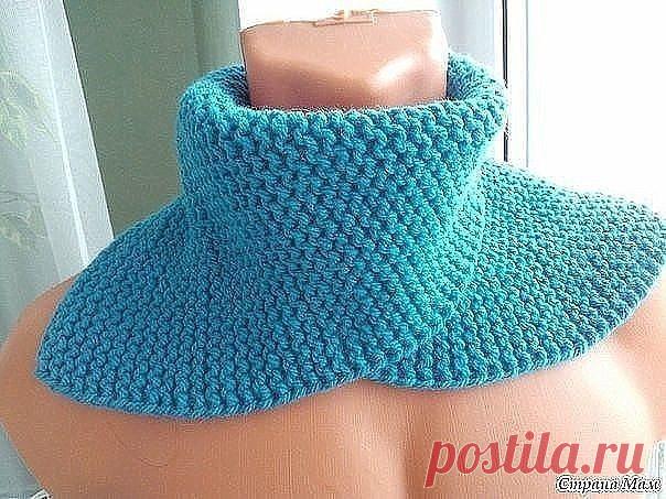 Простая манишка спицами. Справится даже начинающая.