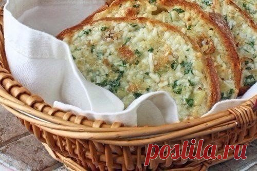 Запеченный хлеб с чесноком

Вам потребуется:

1/2 чашки сливочного масла, размягченного до комнатной температуры
3 головки чеснока
2 столовые ложки оливкового масла
400 г батона
2 столовые ложки нарезанной свежей петрушки
1 чашка тертого сыра (хорошо использовать романо или пармезан)
1/8 чайной ложки соли

Приготовление:

1. Выньте масло из холодильника, чтобы смягчить его. Разогрейте духовку до 170С.

2. Отрежьте макушки головок чеснока так, чтобы кончик каждого зубчика б...