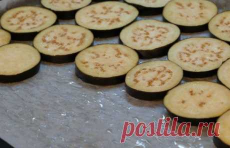 Баклажаны кружочками в духовке с сыром и помидорами.