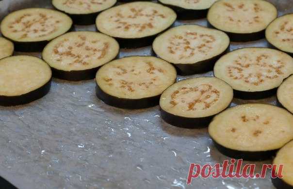 Баклажаны кружочками в духовке с сыром и помидорами.