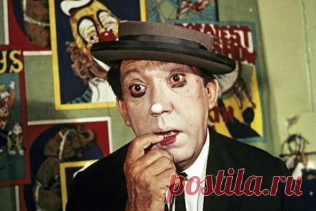 В Омском цирке пройдет выставка к 100-летию Юрия Никулина. В Омском цирке 16 декабря откроется экспозиция «Любимый поколениями» к 100-летию актера Юрия Никулина. Первую экскурсию проведут те, кто знал Никулина лично — инспектор манежа Омского цирка Иван Сургучев и видный омский деятель культуры Александр Дмитриев, знакомые с ним с детства.