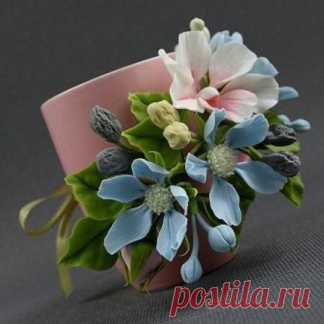 НОВИНКА !!! Подарочная чашка с цветами ручной работы из холодного фарфора . 
Веточка с цветами - съемная. 
Цветы от 2.5 до 5 см. 
Высота чашки 10 см. Диаметр 8 см. 
Эксклюзивное изделие,повторов не делаю. 
Цена 450 грн. -------------------------------------------------------------------------— Пересылаю Новой почтой. 
Оплата наложенным платежом или на карту Приват банка. -------------------------------------------------------------------------— Все работы которые сейчас в ...