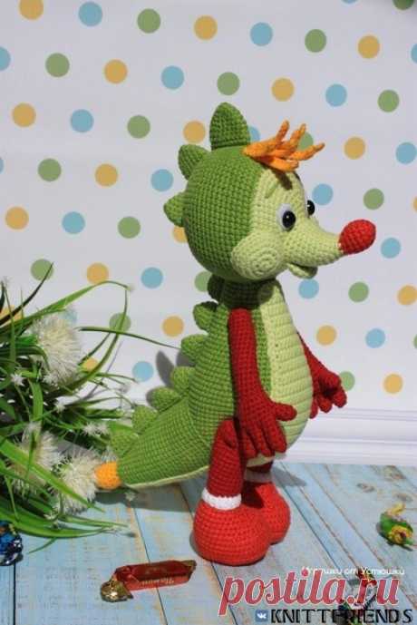 Дракончик
Вязаные игрушки крючком, спицами.
Амигуруми. Купить.
Описания, схемы вязания, мастер-классы.
Бесплатные МК. Фото, видео.
Автор: Мария Устюшкина