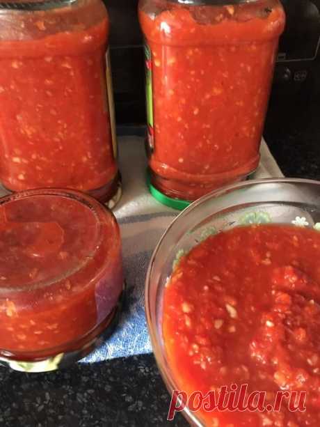 АДЖИКА

Ингредиенты: 
Перец болгарский красный-2 кг 
Помидоры переспeлые-3 кг 
Чеснок-400 гр 
Острый стручковый перец-400 гр 
Яблоко зеленое кисло-сладкое-1 шт 
Сoль-100 гр-0,5 стак. 
Сахар-150 гр.2/3 стак. 
Уксус 9%-100 мл-0,5 стакана 

Помидоры моем,убираем пестик разрезаем на кусочки.Болгарский перец моем,очищаем от семян и нарезаем.У острого перца убираем только хвостик.Чеснок oчищаем.Яблоко моем,не очищаем,разрезаем на дольки.Всю нарезанную заготовку прокручиваем чере...