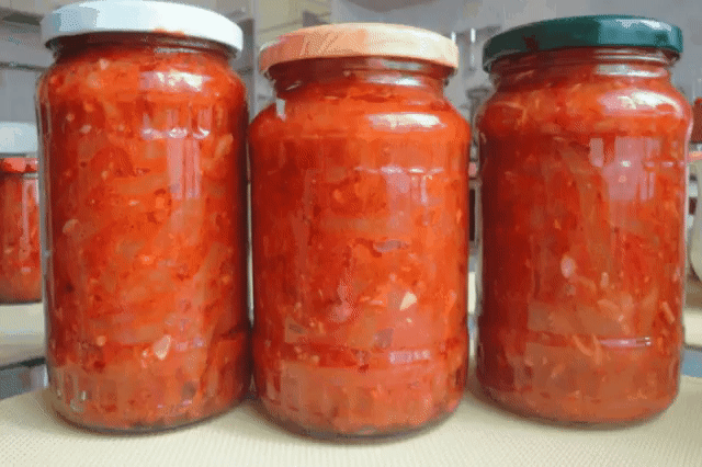 Тещин язык. 
2 кг очищенных кабачков, 
1 кг помидор, 
4 шт. болгарского перца (крупных), 
2 головки чеснока, 
1 горький перец, 
1 ст. растительного масла (лучше нерафинированное), 
1 ст. сахара, 
2 ст.л. соли, 
2 ч.л. уксуса 9%. 
Кабачки очистить от кожуры и семян, нарезать тонкими длинными полосками. Все остальные продукты прокрутить через мясорубку, добавить масло, сахар, соль, уксус. Поставить на огонь, довести до кипения, положить в эту массу кабачки, варить 40 минут. Закладывать горячим в