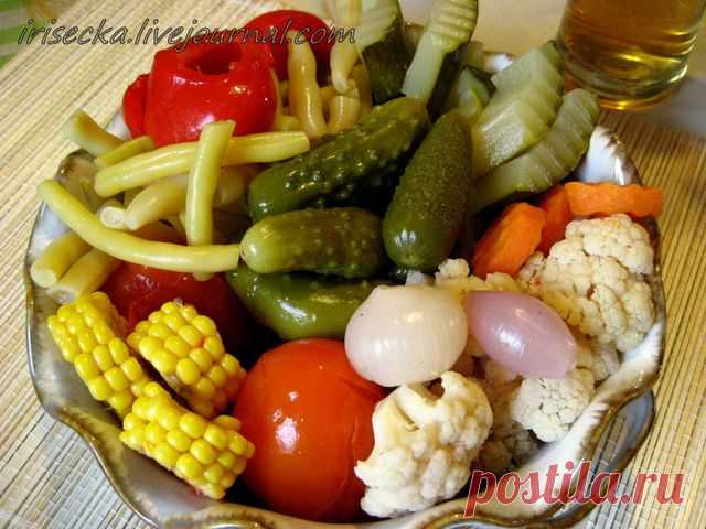 Овощное ассорти, маринованное в уксусе с пряностями..