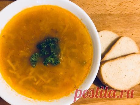 ЧЕСНОЧНЫЙ СУП С ВЕРМИШЕЛЬЮ против простуды для холодных дней. Автор фото-рецепта Анна Левина: кто-то в пост предпочитает не употреблять специи, но в данном супе они скорее не для вкуса, хотя пряность, безусловно, придают, а для лечебных согревающих свойств. 

Нам потребуется: 
Морковь 1 шт 
Лук 1 шт 
Картофель 2 - 3 шт 
Томатная паста или острый кетчуп 
Чеснок 4 зубчика 
Маленький кусочек имбиря ( с ноготок мизинца ) 
Лавровый лист 1 шт 
Вермишель 0,5 чашки 
Соль, перец по...