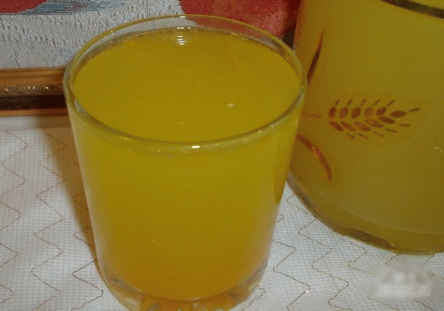 Освежающий домашний лимонад
Освежающий, натуральный без всякой химии и красителей.
В этом лимонаде сохраняются витамины, так что он не только вкусный, но и полезный.
Ингредиенты:
На целых 10 литров (!) потребуется 4 апельсина,
1 лимон и сахар
Приготовление:
Фрукты обдать кипятком, положить в морозилку на 8-10 часов, а затем опустить ненадолго в горячую воду (чтобы фрукты лучше поддались нарезке) после этого нарезать на кусочки и прокрутить через мясорубку.
Прокрученную массу залить 3-мя лит