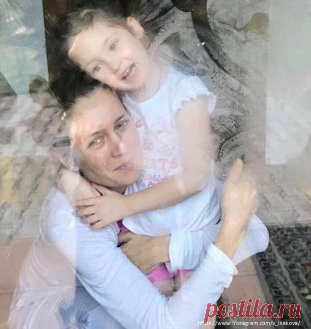 Виктория Исакова впервые взяла дочь на благотворительное мероприятие | Краше Всех