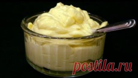 ДОМАШНИЙ МАЙОНЕЗ ВСЕГО ЗА 30 СЕКУНД Простейший и очень удачный рецепт домашнего майонеза.

В 100 граммах 662 ккал.

Нам потребуется:

 	одно куриное яйцо
 	200 мл рафинированного масла
 	одна чайная ложка (без верха) соли
 	одна чайная ложка горчицы
 	одна столовая ложка лимонного сока.

Все продукты должны быть из холодил