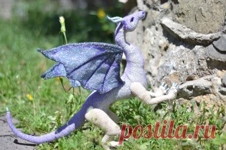 Дракон от Татьяны Чертовой. Пряжа:
Для лапок: бежевый акрил с разноцветным метанитом(Турция 500м/100г) + белая семеновская Искра (40% шерсть, 40% акрил, 20% метанит , 1316м/100г) + бежевый бобинный акрил(1300 м/ 100г ) на тон темнее основной турецкой нити.
Показать полностью…