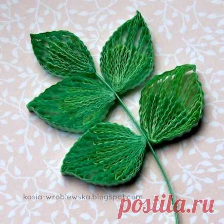 Not only #flowers but also #leaves ;) #Monday #quilling