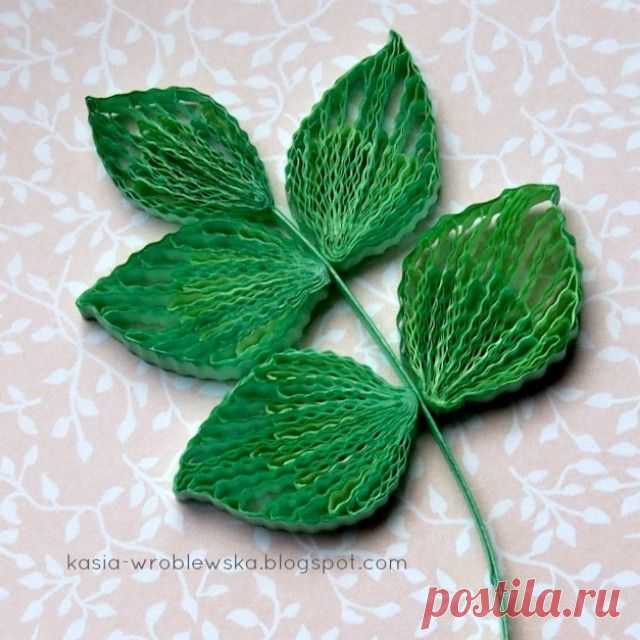 Not only #flowers but also #leaves ;) #Monday #quilling