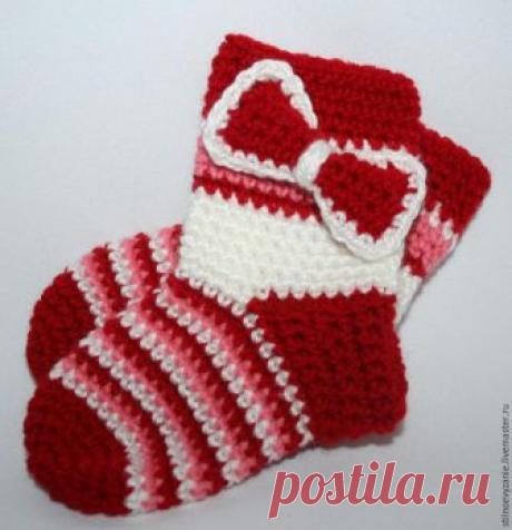 Как просто связать носочки крючком Вяжем носочки крючком от мыска. 1. Провязать 3 воздушных петли, замкнуть их в кольцо. Далее весь носочек вяжем столбиками без накида. В первом ряду провязываем 9 столбиков, во втором — 18, во всех&hellip;