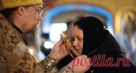 Почему целуют руку священнику после службы? - Православный журнал &quot;Фома&quot;