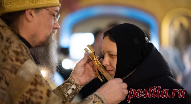 Почему целуют руку священнику после службы? - Православный журнал "Фома"