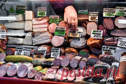 Россиянка показала стоимость продуктов на рынках в Крыму и вызвала споры в сети. Россиянка рассказала о стоимости продуктов на рынке в Ялте и вызвала споры сети. На опубликованных кадрах видно, как автор ролика проходит мимо прилавков на уличном рынке в Крыму и показывает стоимость фруктов и овощей. Так, цены на виноград колеблются в пределах 100-180 рублей за килограмм.