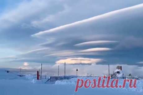 В Сочи россиянин заснял на видео редкие и необычные линзовидные облака. В Сочи россиянин заметил довольно редкие и очень необычные линзовидные облака. Он восторженно заявил об этом и подбежал ближе, чтобы заснять на видео природное явление. Такие облака возникают из-за сильного ветра и высокой влажности. Уточняется, что обычно это происходит в горах.