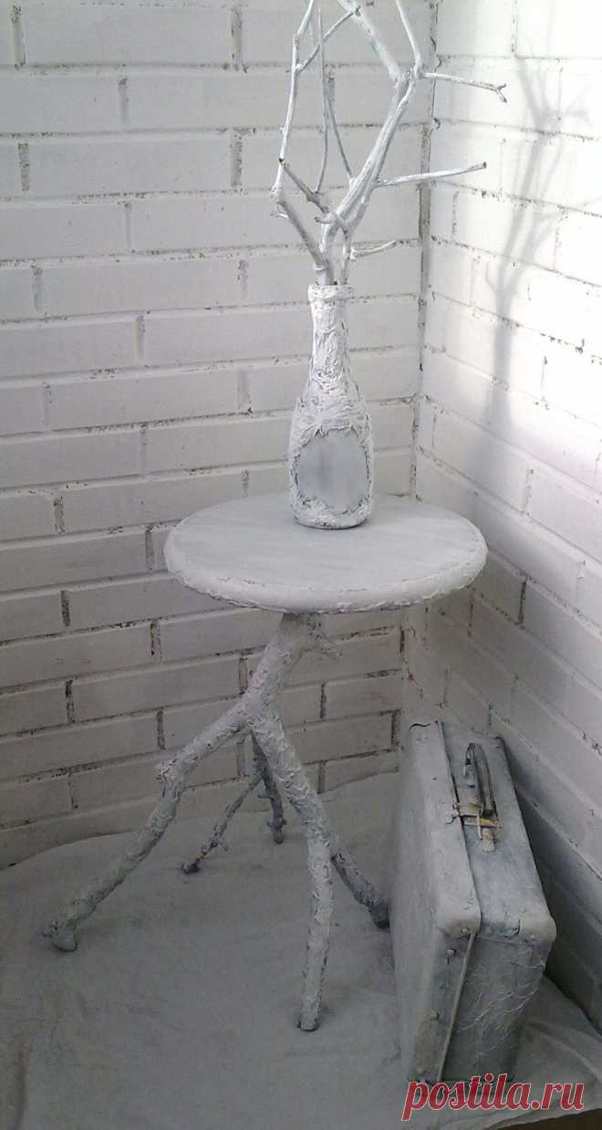 Декоративный комплект . Столик (натуральное дерево ,коряга ) чемодан (50-60 х годов ) ваза . В белом цвете .