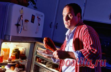 Советы диетологов. Почему нельзя есть на ночь? Мы вынуждены есть, чтобы пополнять запасы энергии и материала, который участвует в строительстве клеток и тканей нашего организма. Потребляемые продукты содержат углеводы, которые легко усваиваются, повышая уровень глюкозы. В случае активного образа жизни после еды, полученная глюкоза полностью усваивается нашими мышцами, а на «лишние» килограммы его не остается. Но не все могут соблюдать режим нормального