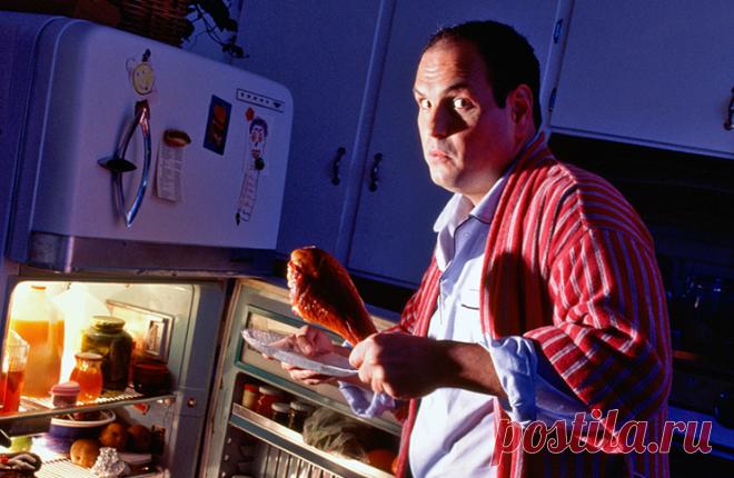 Советы диетологов. Почему нельзя есть на ночь? Мы вынуждены есть, чтобы пополнять запасы энергии и материала, который участвует в строительстве клеток и тканей нашего организма. Потребляемые продукты содержат углеводы, которые легко усваиваются, повышая уровень глюкозы. В случае активного образа жизни после еды, полученная глюкоза полностью усваивается нашими мышцами, а на «лишние» килограммы его не остается. Но не все могут соблюдать режим нормального