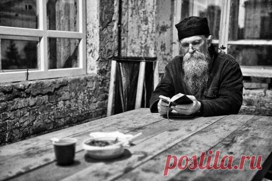 ВОПРОС: Батюшка, я узнала, что мне изменил муж... Моё сердце разрывается от боли. Ничего не предвещало беды. Я все делала для семьи и верна ему. Но почему же мужчины не берегут свои семьи? Почему боятся ответственности? Почему они сейчас такие слабые?
ОТВЕТ: 