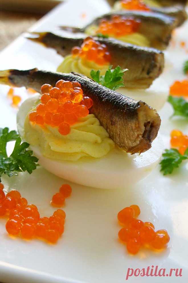 Фаршированные яйца со шпротами и красной икрой.