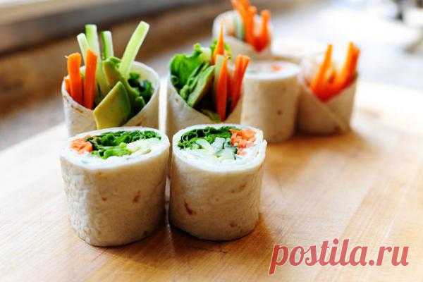 Домашние мини-рулеты из тонкого лаваша с овощами и мясом
Это очень простой рецепт. Чтобы приготовить эти рулетики не обязательно быть кулинарным гуру. Затраты минимальные, но смотрится потрясно. Начинка может быть любой.