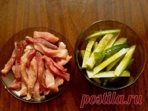 Вкусный мясной салат со свежими огурцами