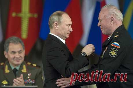 Умер последний главнокомандующий ВМФ СССР Владимир Чернавин ТАСС МОСКВА, 18 марта. /ТАСС/. После продолжительной болезни на 95-м году жизни умер последний главнокомандующий ВМФ СССР Владимир Чернавин, сообщил ТАСС руководитель аппарата Клуба военачальников РФ Николай Дерябин в субботу. В ночь с 17 на 18 марта в военном госпитале после болезни на 95-м году жизни скончался адмирал флота, Герой СССР Владимир Николаевич Чернавин. Он был последним главкомом ВМФ СССР», — сказал ...