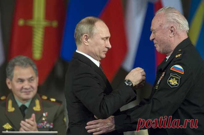 Умер последний главнокомандующий ВМФ СССР Владимир Чернавин ТАСС МОСКВА, 18 марта. /ТАСС/. После продолжительной болезни на 95-м году жизни умер последний главнокомандующий ВМФ СССР Владимир Чернавин, сообщил ТАСС руководитель аппарата Клуба военачальников РФ Николай Дерябин в субботу. В ночь с 17 на 18 марта в военном госпитале после болезни на 95-м году жизни скончался адмирал флота, Герой СССР Владимир Николаевич Чернавин. Он был последним главкомом ВМФ СССР», — сказал ...