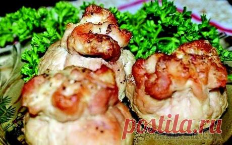 Мясо "К удовольствию гостей" 0.5 кг любого мяса,3 ст ложки томатной пасты,3 зубчика чеснока,1 ст ложка меда,1 ст ложка растительного масла,соль,красный и черный перец.Чеснок пропускаем через давилку,подмешиваем в него томатную па...