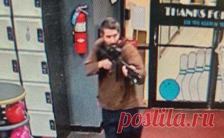 Сотни полицейских начали поиск стрелка после массовой стрельбы в США. Не менее 22 человек погибли при стрельбе в небольшом городе в штате Мэн, автомобиль стрелка заметили в соседнем городе. Пострадали несколько десятков, местная больница вызвала всех врачей с выходных