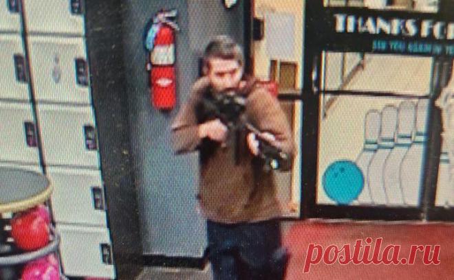 Сотни полицейских начали поиск стрелка после массовой стрельбы в США. Не менее 22 человек погибли при стрельбе в небольшом городе в штате Мэн, автомобиль стрелка заметили в соседнем городе. Пострадали несколько десятков, местная больница вызвала всех врачей с выходных