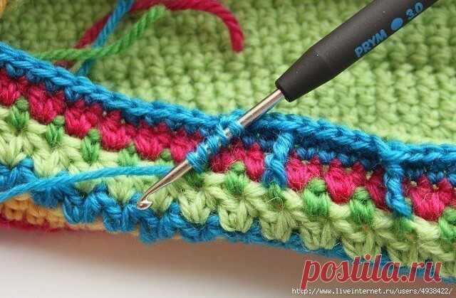 Красочные тапочки крючком.
 
Автор Tuula Maaria.
Я люблю использовать много цветов! Мало-помалу я учусь создавать комбинации, которые кажутся очень удачными в моих собственных глазах.
Для этих тапочек я использовала различные оставшиеся нити. Все они содержат, по крайней мере, 70% шерсти. Номер крючка 3,0 мм. Мой размер обуви 38 (5).
Я не пишу шаблон, только даю некоторые указатели.
Подошва:
Я начала вязать подошву с середины, набрала цепочку из 32 петель и затем вязала...