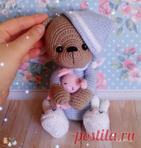 Милый вязаный мишка в пижаме :) описание вязания  
Автор мишки: Наталия Крайчинская
Автор перевода описания: Елена Кочерова.  
 
Описание вязания:
 
ГОЛОВА.  
 
Основной цвет.  
1) 2 в.п., во вторую петлю 6 СБН  
2) 6 приб. =12 СБН  
3) 2 СБН, 3 СБН в одну петлю – 2 раза, 4 СБН, 3 СБН в одну петл
ю – 2 раза, 2 СБН = 20 СБН  
4) 4 СБН, 3 приб., 7 СБН, 3 пиб., 3 СБН = 26 СБН  
5)-6) 26 СБН  
7) 10 СБН, 7 приб. ПСН, 9 СБН = 33 СБН  
8) приб., 7 СБН, приб., 1 СБН, 2 ПСН, (приб...
