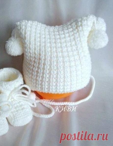 Шапочка "Снежок" 

обхват головы: 42 см
ВАМ ПОТРЕБУЕТСЯ: 90 г пряжи Merino de luxe (280 м/100 г), двойная
спицы чулочные №3 и №3,5

За основу брала МК от Марии Матвеевой, за что ей особое спасибо.
Верхняя шапочка — чулочные спицы №3, нижняя — №3,5. Шапочка хорошо тянется до 46 размера. Делала образец, плотность верхней шапочки совпала с описанием, поэтому количество петель не меняла. Ушки вязала сразу двойные по кругу. Начинала с 10 петель. 1 лиц, накид (обратный, чтобы не...