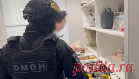 В Москве ликвидировали незаконный наркорехаб. В Москве полицейские задержали подозреваемых в мошенничестве под предлогом оказания медицинских услуг. Об этом сообщает &quot;МВД Медиа&quot;. Группа аферистов действовала от имени общества с ограниченной ответственностью, которое ...