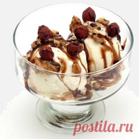 Домашнее мороженое: простой рецепт любимого лакомства
Кому в жару не хочется съесть кусочек освежающего лакомства? Выбор мороженого сегодня просто огромен: фруктовое, сливочное, шоколадное, всего не перечислишь. Но, вот, читая на этикетке состав, можно задуматься, нужна ли вам эта «вкуснота» в виде всевозможных добавок и красителей. Тем более, что самой большой частью потребителей мороженого являются дети, а уж для них и подавно хочется только самых натуральных продуктов. Поэтому, Вашему вниман