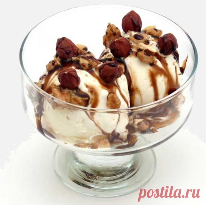 Домашнее мороженое: простой рецепт любимого лакомства
Кому в жару не хочется съесть кусочек освежающего лакомства? Выбор мороженого сегодня просто огромен: фруктовое, сливочное, шоколадное, всего не перечислишь. Но, вот, читая на этикетке состав, можно задуматься, нужна ли вам эта «вкуснота» в виде всевозможных добавок и красителей. Тем более, что самой большой частью потребителей мороженого являются дети, а уж для них и подавно хочется только самых натуральных продуктов. Поэтому, Вашему вниман