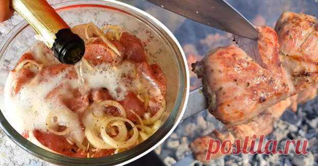 Шашлык в шампанском: лучший рецепт - Будет вкусно - 23 июня - 43900115766 - Медиаплатформа МирТесен Приготовление вкусного и сочного шашлыка не всегда предполагает очень длительное маринование, которое занимает до 6 часов. Чтобы сделать мясо нежным, достаточно лишь открыть бутылочку игристого. Рассказываем, как приготовить фантастически ароматный шашлык в шампанском. Благодаря газам, содержащимся - 23 июня - 43900115766 - Медиаплатформа МирТесен