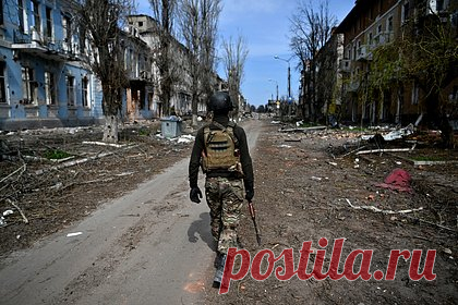 Российские войска взяли под контроль два квартала Артемовска. За сутки российские войcка взяли под контроль два квартала на северо-западе и в центральной части города Артемовска, сообщил официальный представитель Минобороны России генерал-лейтенант Игорь Конашенков. Он добавил, что воздушно-десантные войска сковывали действия противника на флангах штурмовых отрядов.