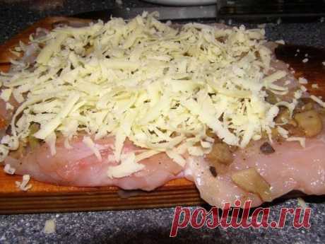 Куриные рулетики с грибами и сыром в сметанном соусе