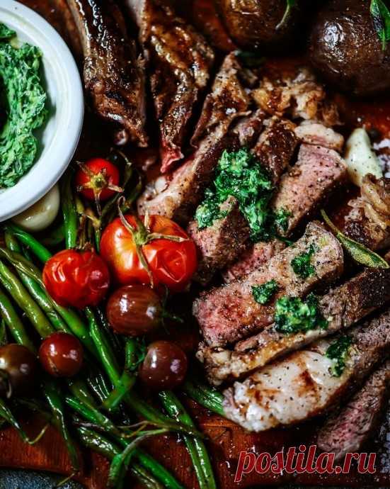 ​Рибай с пряным маслом и овощами