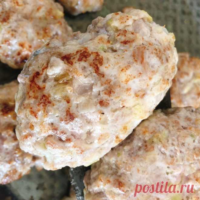 Котлеты с кабачками и фаршем в духовке - пошаговый рецепт Предлагаем вам приготовить эти вкусные котлеты с кабачками и фаршем в духовке. Они получается такими нежными и сочными, что нравятся всем, кто их пробует.