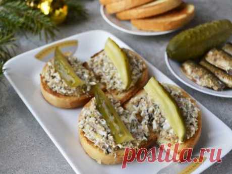 Бутерброды со шпротами и яйцом — рецепт с фото пошагово